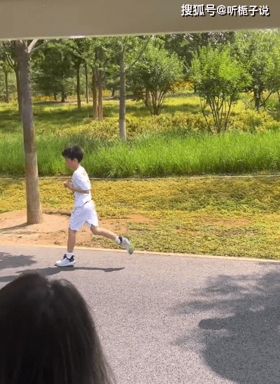 Con trai Hoắc Tư Yến một mình tham gia buổi chạy marathon 5km