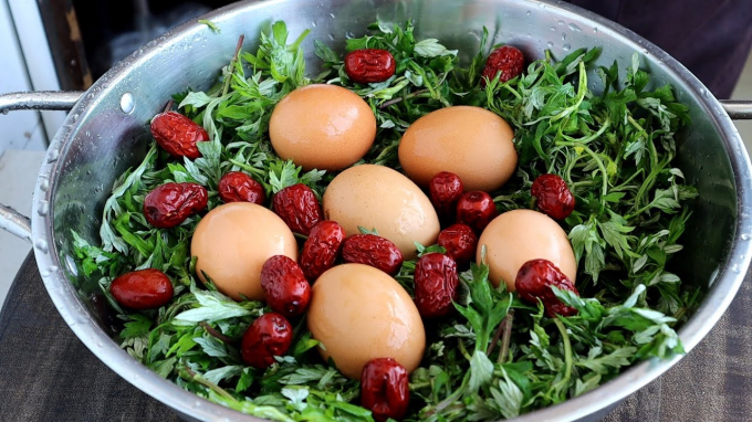 Ăn ngải cứu luộc trứng có thể chống lão hóa, món ăn này chứa vitamin A, D, E và B12 dồi dào...