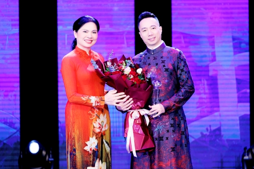 NTK Đỗ Trịnh Hoài Nam đại diện 57 nhà thiết kế đến từ 3 miền Bắc - Trung - Nam trình diễn trong chương trình “Hương sắc Việt Nam” lên nhận hoa kỷ niệm, anh cũng chính là người chịu trách nhiệm chỉ đạo nghệ thuật của chương trình