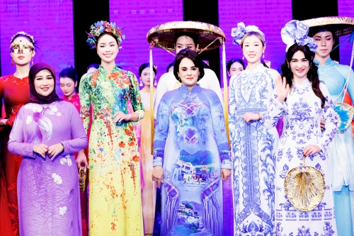 Phu nhân đại sứ quốc tế tại Việt Nam trình diễn bộ sưu tập áo dài di sản 5 nước