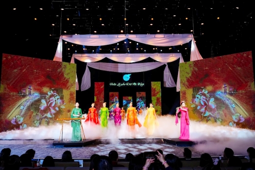 NTK Đỗ Trịnh Hoài Nam chỉ đạo nghệ thuật tại chương trình “Hương sắc áo dài Việt”