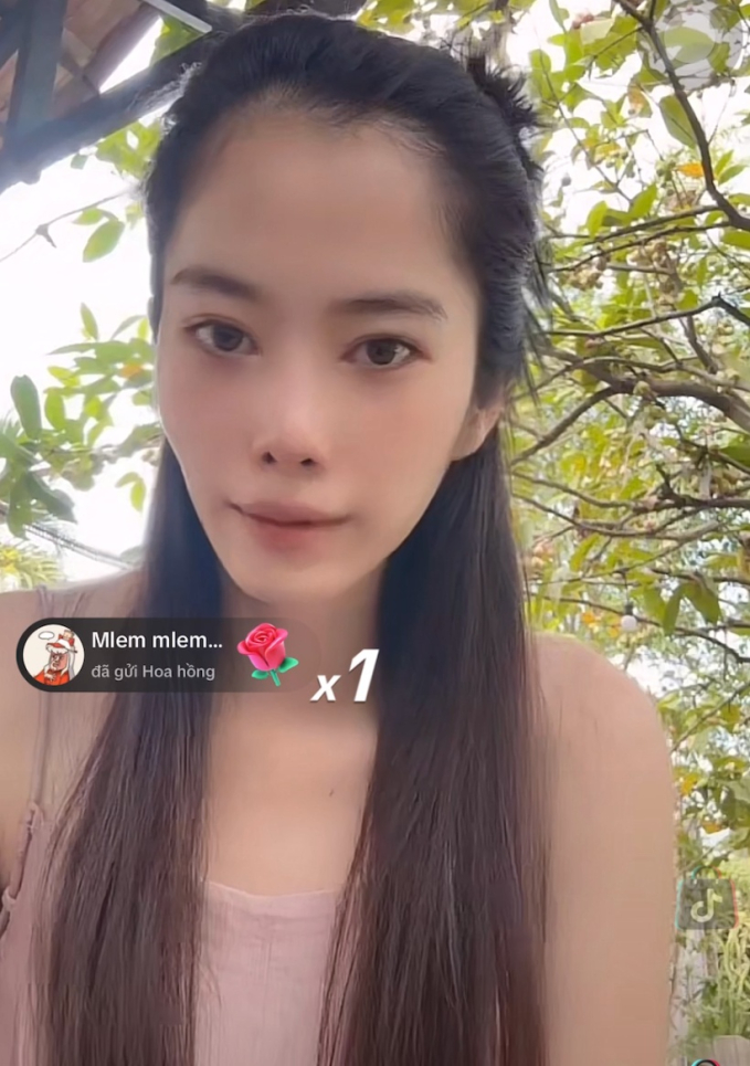 Nam Em nói rõ lý do đang hát mà nôn mửa trên livestream, có phải mang thai? 