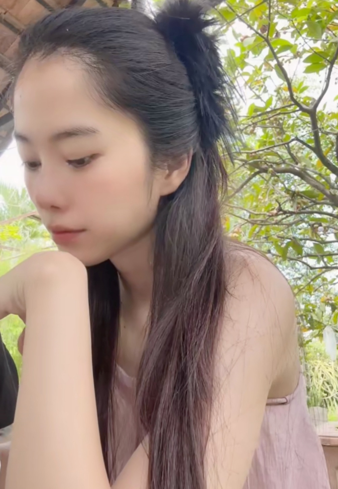 Nam Em tiếp tục livestream sau khi bị phạt hành chính vì phát ngôn thiếu kiểm soát trên mạng xã hội