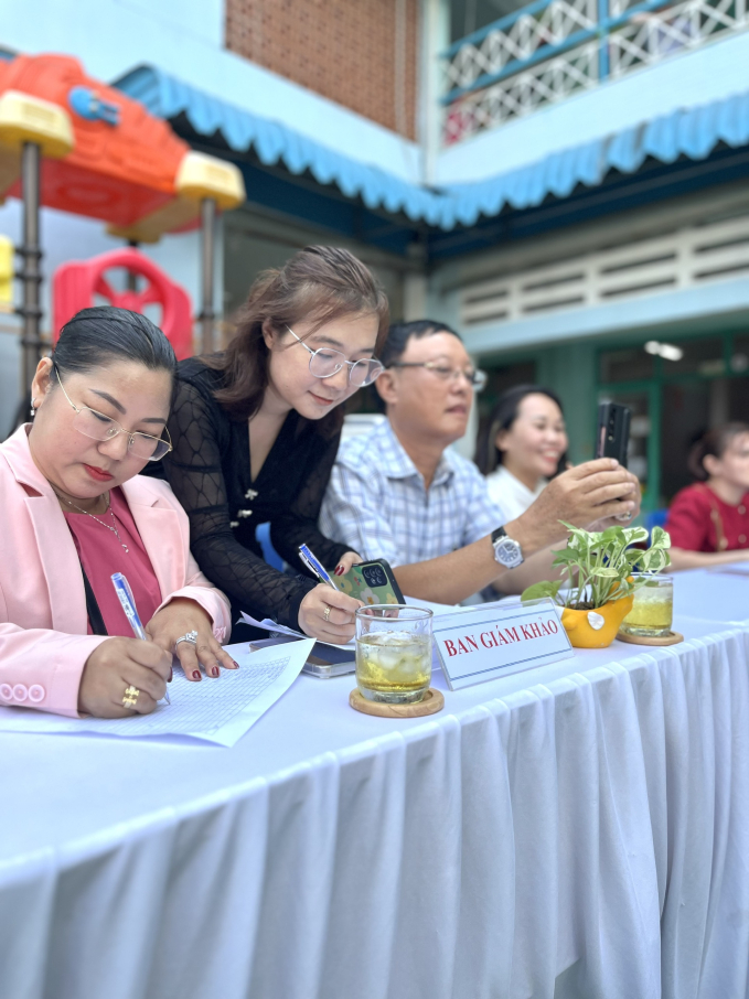Hoạt động có tất cả 100% giáo viên tham gia, ngoài ra còn có 10 thành viên ban giám khảo, gồm 1 Ban giám hiệu và 9 đại diện phụ huynh học sinh của các nhóm lớp. 