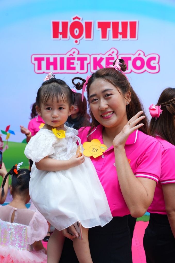 Một trường mầm non công lập ở TP.HCM có hoạt động mừng ngày 8/3 đặc biệt khiến cô trò hào hứng: Bố mẹ thích thú nhìn con mình 