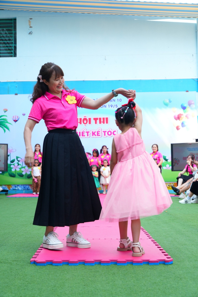 Một trường mầm non công lập ở TP.HCM có hoạt động mừng ngày 8/3 đặc biệt khiến cô trò hào hứng: Bố mẹ thích thú nhìn con mình 