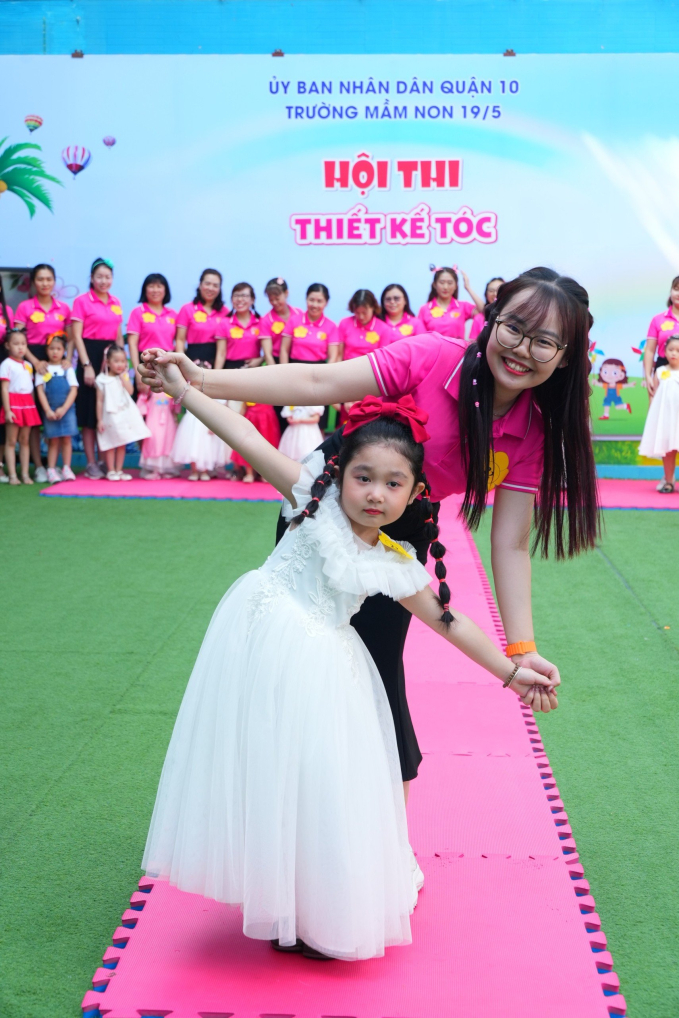 Một trường mầm non công lập ở TP.HCM có hoạt động mừng ngày 8/3 đặc biệt khiến cô trò hào hứng: Bố mẹ thích thú nhìn con mình 