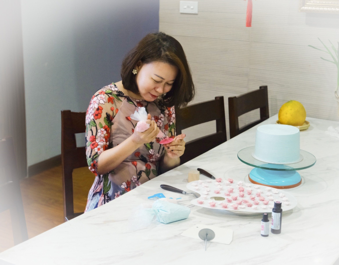 Người phụ nữ Hà Thành 4 mùa làm bánh nghệ thuật: Bột đường và màu sắc giúp tôi hạnh phúc hơn