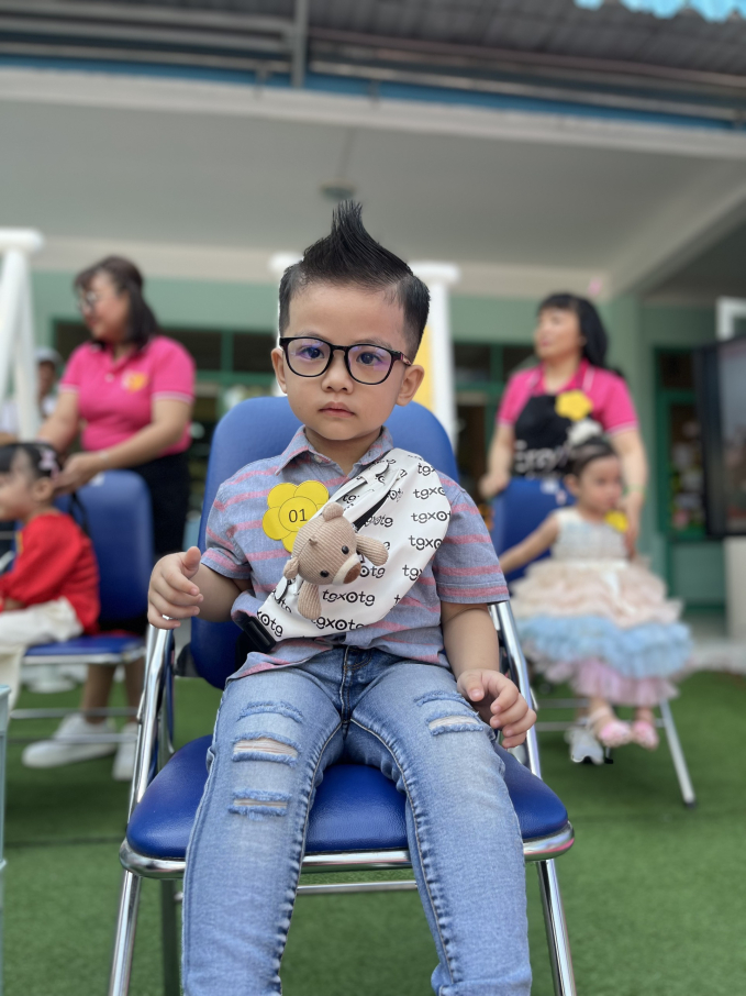Một trường mầm non công lập ở TP.HCM có hoạt động mừng ngày 8/3 đặc biệt khiến cô trò hào hứng: Bố mẹ thích thú nhìn con mình 