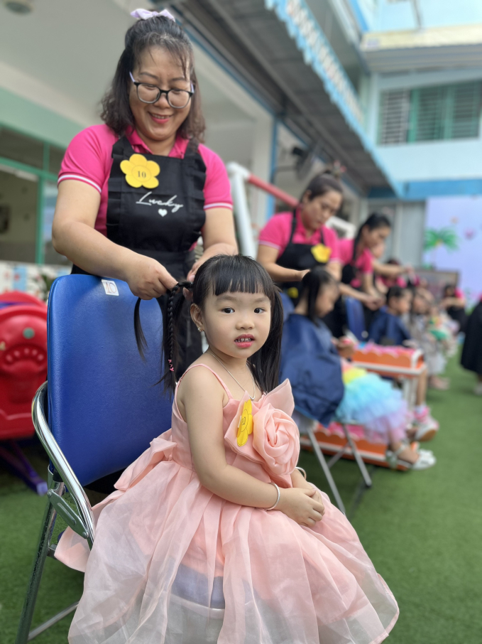 Một trường mầm non công lập ở TP.HCM có hoạt động mừng ngày 8/3 đặc biệt khiến cô trò hào hứng: Bố mẹ thích thú nhìn con mình 