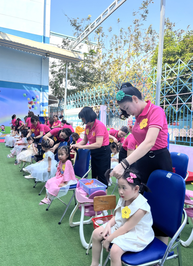 Một trường mầm non công lập ở TP.HCM có hoạt động mừng ngày 8/3 đặc biệt khiến cô trò hào hứng: Bố mẹ thích thú nhìn con mình 