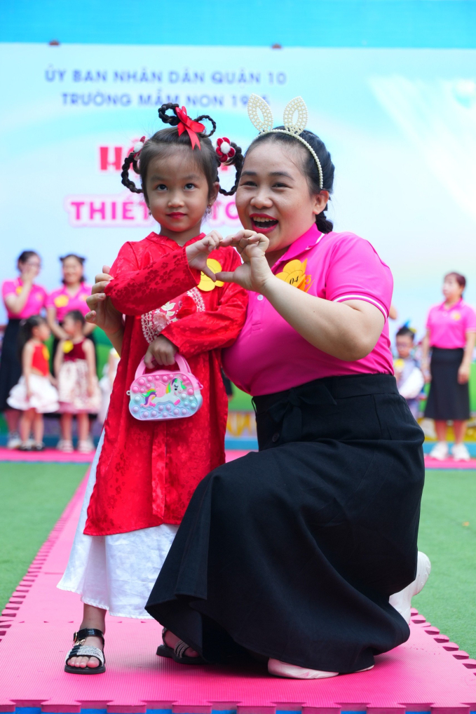 Một trường mầm non công lập ở TP.HCM có hoạt động mừng ngày 8/3 đặc biệt khiến cô trò hào hứng: Bố mẹ thích thú nhìn con mình 
