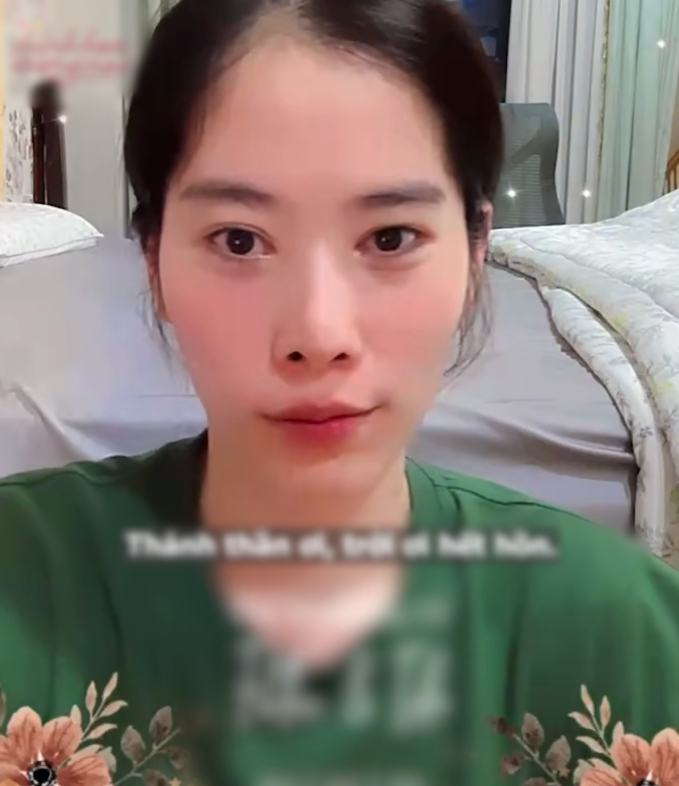 Ngay sau đó Nam Em vội vã bật lại filter để xuất hiện trên sóng livestream với diện mạo lung linh hơn