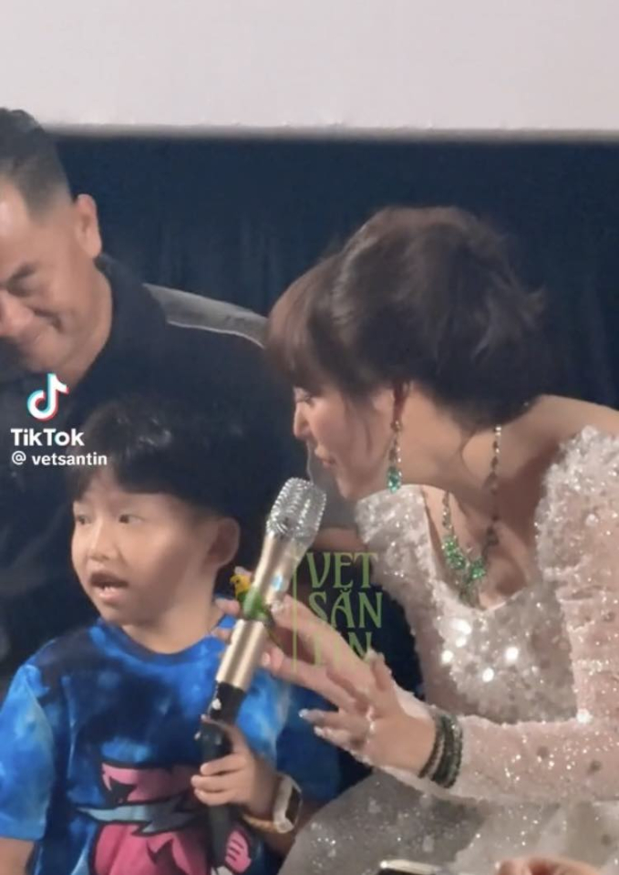 Phi Thanh Vân gây sốt khi nói tiếng Anh với con trai