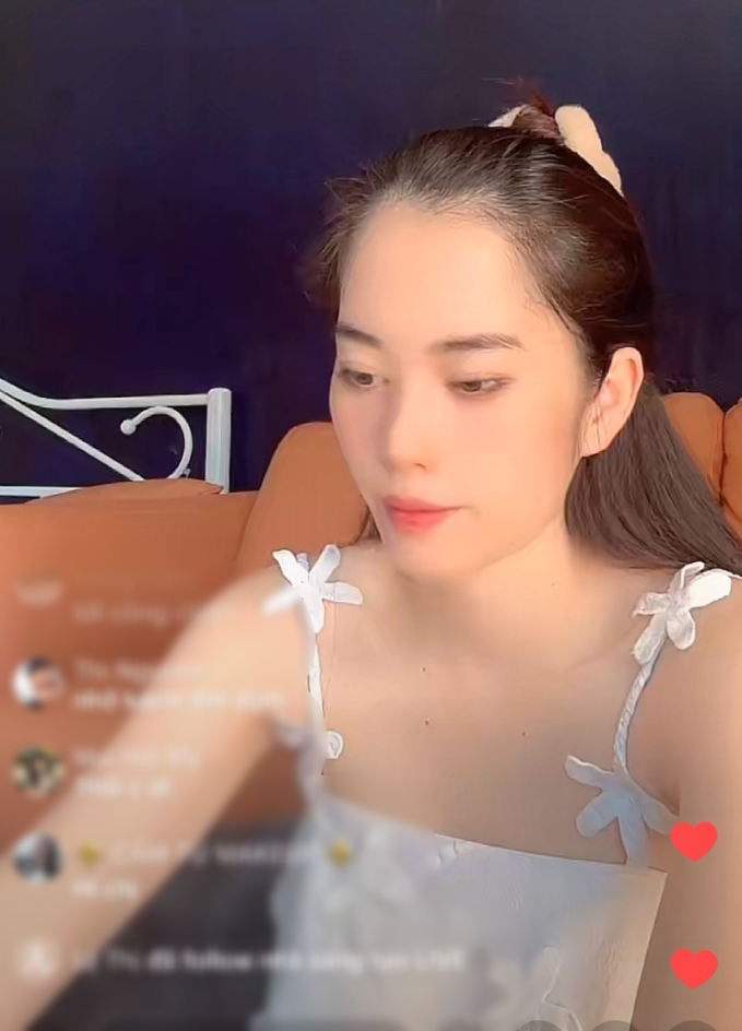 Nam Em tìm quản lý mới ngay trên livestream