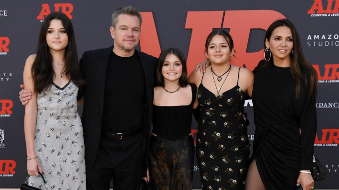 Matt Damon bên vợ và 3 cô con gái xinh đẹp