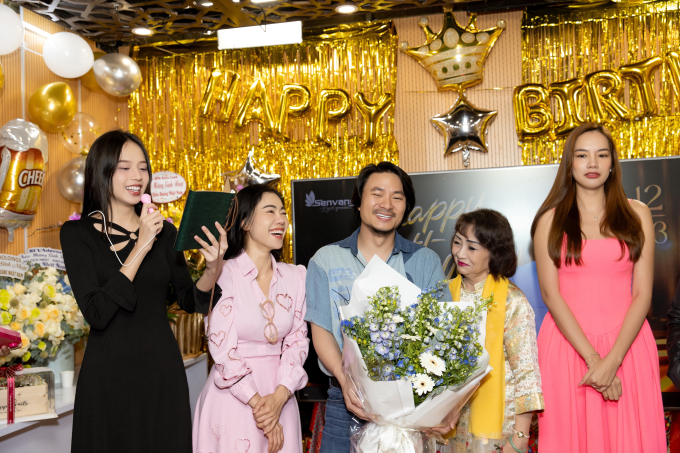 Hoa hậu Việt Nam 2022 Thanh Thủy mặc đơn giản nhưng vẫn giữ được sự thanh lịch khi đến sinh nhật đạo diễn. 