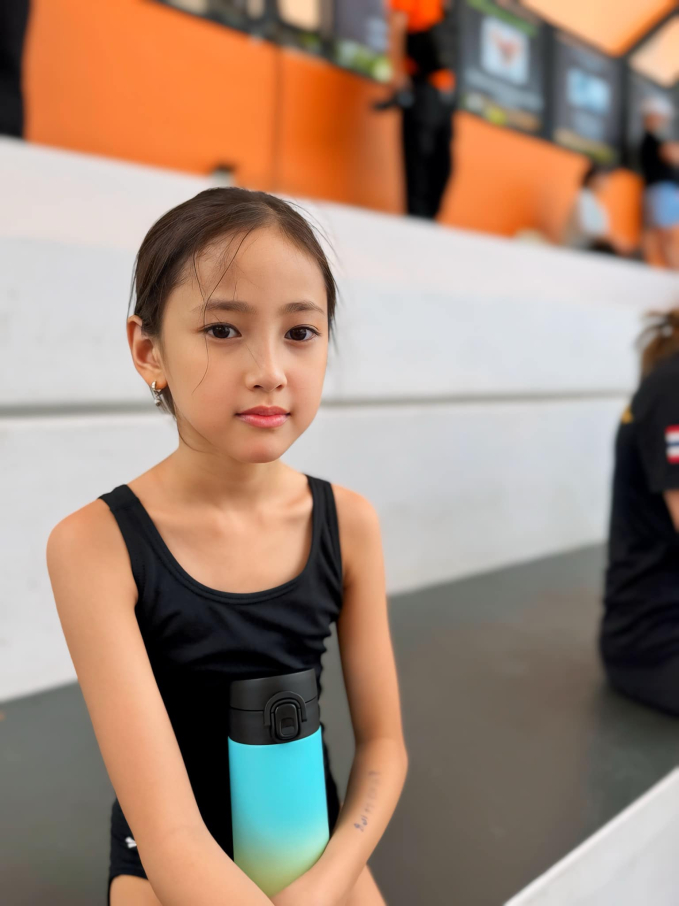Hoa hậu Hà Kiều Anh chia sẻ ảnh con gái thi bơi lộ
