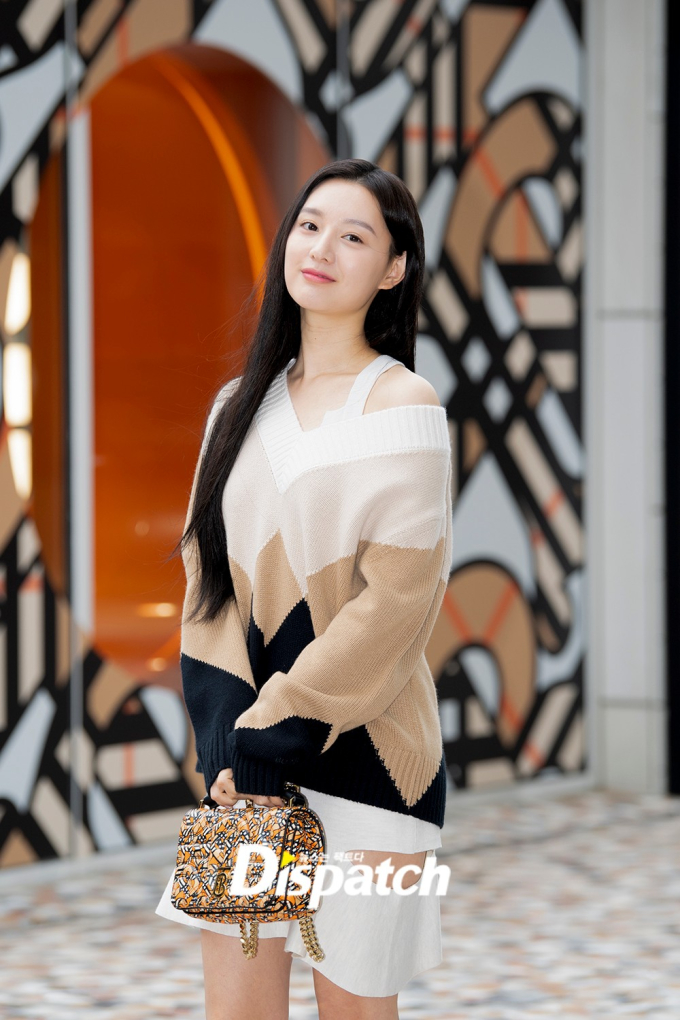 Kim Ji Won xinh đẹp lộng lẫy nhưng chỉ thích diện đồ tối giản