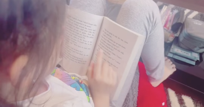 Con gái Trang Trần chăm chỉ đọc sách