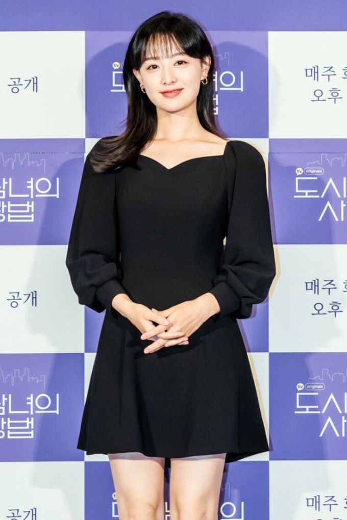 Kim Ji Won xinh đẹp lộng lẫy nhưng chỉ thích diện đồ tối giản