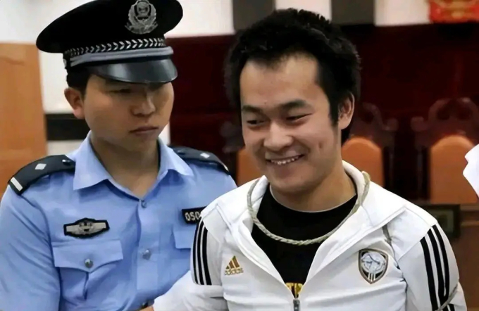 Khi sắp phải đối mặt với án phạt ở pháp trường, biểu hiện của Lâm Văn Đông lại rất bình tĩnh, không hề khóc lóc hay làm ầm ĩ, thậm chí trên mặt còn nở nụ cười nham hiểm
