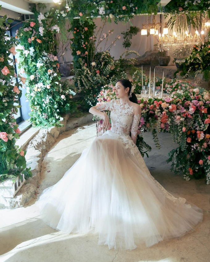 Cô dâu Son Ye Jin ngồi giữa căn phòng tràn ngập hoa tươi