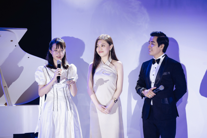 Hai tiểu thư Ruby và Ngọc của gia tộc Sơn Kim mang đến sân khấu một món quà cưới đặc biệt. 