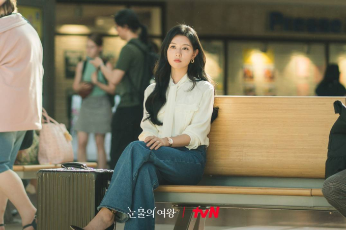 10 set áo sơ mi đẹp long lanh của Kim Ji Won, chị em nên tham khảo nếu muốn mặc sang hơn