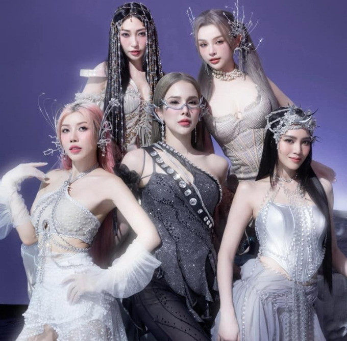 Các chị đẹp được ra mắt trong nhóm nhạc mang tên LUNAS