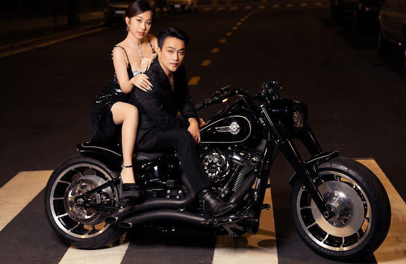 Để chiều lòng vợ, TiTi (cựu trưởng nhóm HKT) đã chi hơn nửa tỷ để sắm ngay cho mình một chiếc mô tô hạng nặng và thực hiện bộ ảnh cưới về đêm. 
