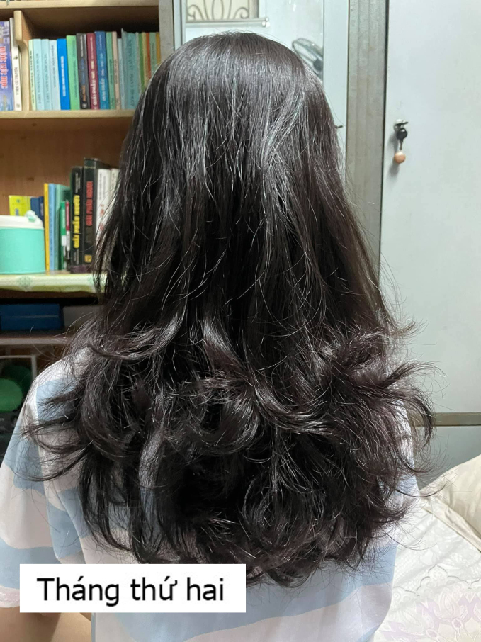 Tháng thứ nhất và thứ 2, mái tóc chưa có sự thay đổi rõ. Mái tóc vẫn còn khô và xơ nhưng tình trạng chẻ ngọn cũng giảm phần nào.