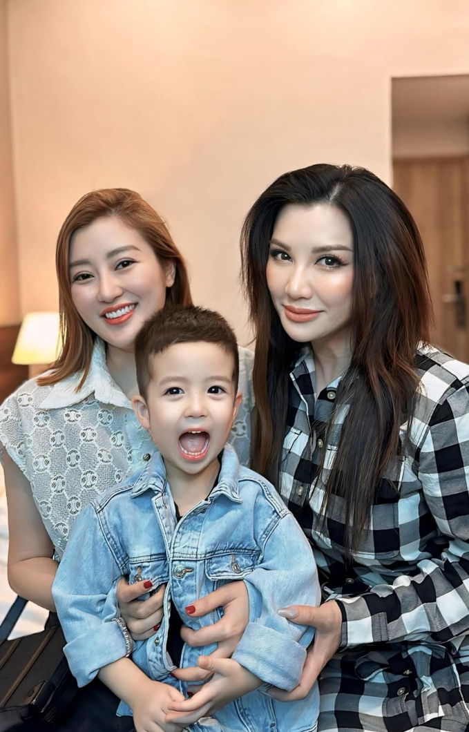 Trizzie Phương Trinh chia sẻ chuyện Mai Linh - vợ mới của Bằng Kiểu đã đưa con trai Benly đến khách sạn thăm và tặng quà cho mình. 
