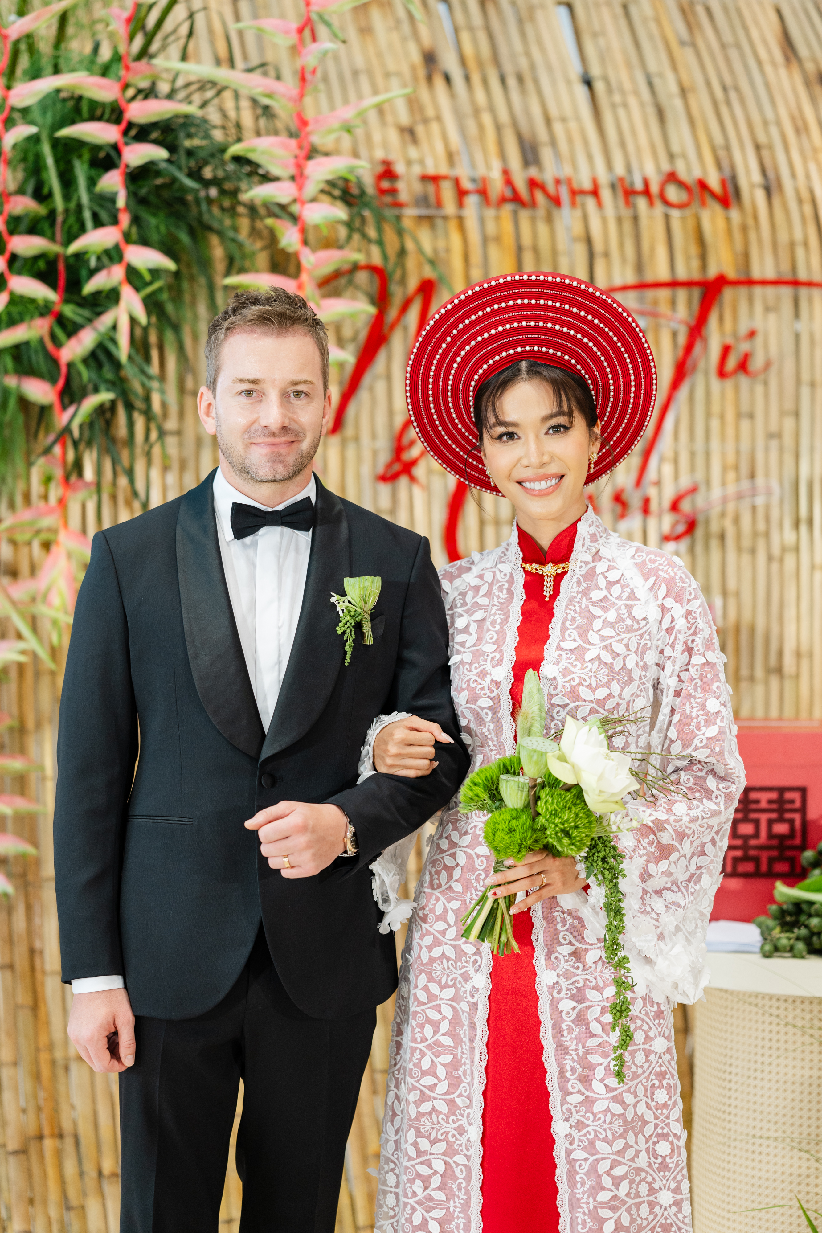 Vợ chồng Minh Tú đón khách bằng bộ trang phục lấy cảm hứng từ lễ cưới của ba mẹ 43 năm về trước.
