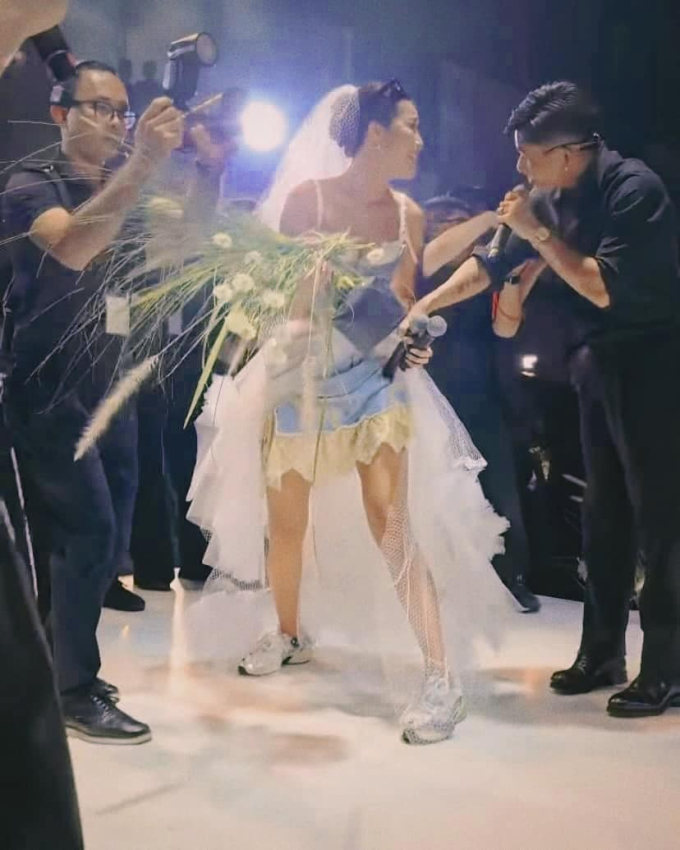 Cô dâu Minh Tú chuyển sang váy ngắn cùng đôi giày thể thao để quẩy cùng nhóm bạn thân