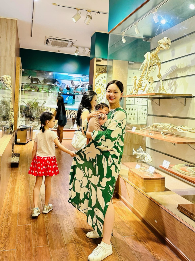 Lan Phương bế con gái một tháng tuổi Mia cùng con gái 6 tuổi Lina đi chơi bảo tàng Thiên nhiên Việt Nam dịp cuối tuần. 