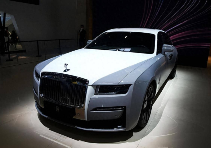 Triệu Lệ Dĩnh tặng bố siêu xe Rolls - Royce 
