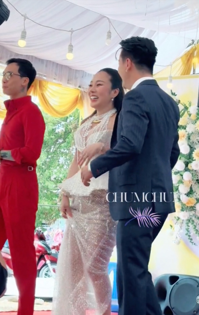 Tiết mục văn nghệ không ngờ tới của TiTi (HKT) và vợ, cách cô dâu nhảy làm dấy lên nghi vấn này