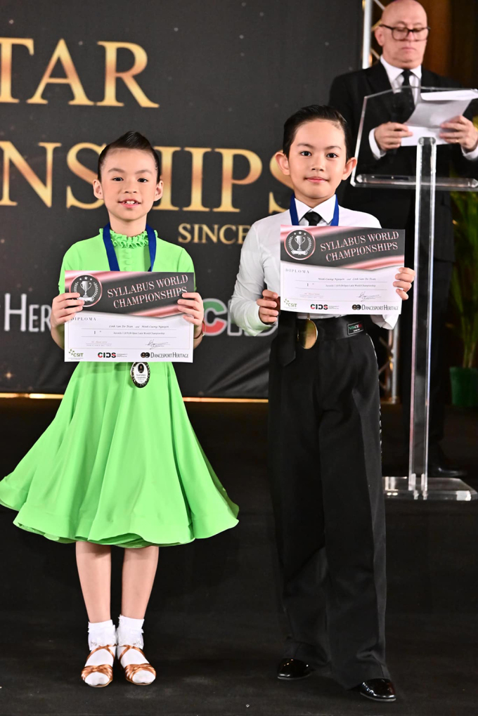 Kubi và bạn nhảy Linh San khiến bố mẹ tự hào khi cả hai lần vô địch thế giới hạng thiếu nhi 1 tại giải Syllabus World Championship. 