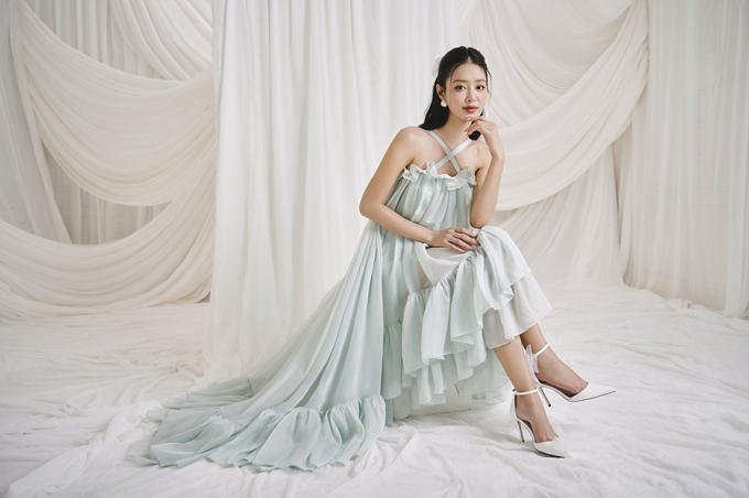 Á hậu Bùi Khánh Linh đẹp mơ nàng trong những bộ váy áo mỏng mát mùa hè 