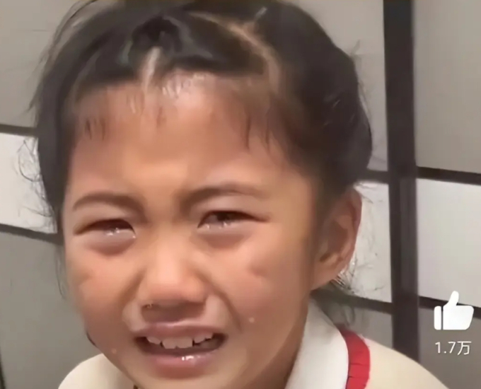 Đứa trẻ khóc khi phát hiền tiền bị mất