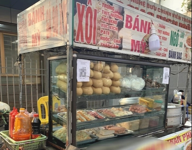 Bánh mì pate, bánh mì ruốc thịt bán ngoài đường phố... và những mối lo về nguy cơ ngộ độc, an toàn thực phẩm