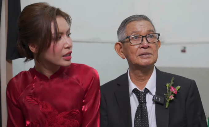 Khoảnh khắc cha Minh Tú chứng kiến con gái lấy chồng trong lễ ăn hỏi đặc biệt diễn ra trước khi ông qua đời