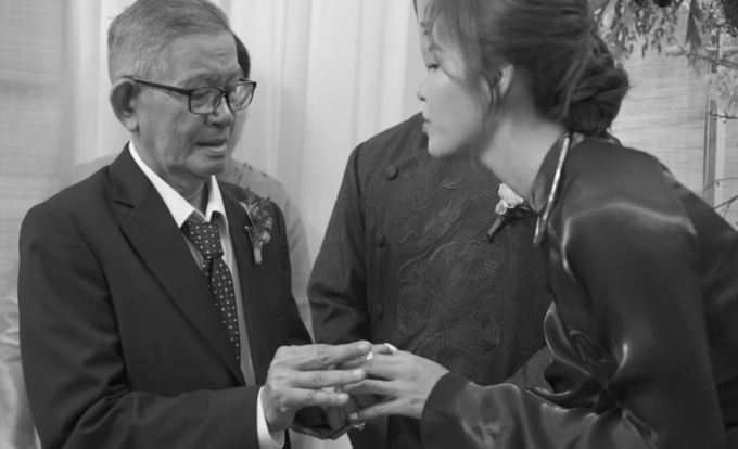 Cha Minh Tú trao con gái chiếc nhẫn trong lễ ăn hỏi