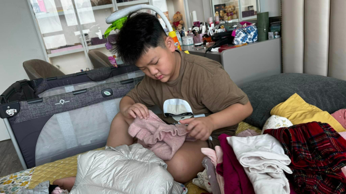 Con trai Thu Quỳnh tự tay chuẩn bị quà và đồ để mẹ đón em bé