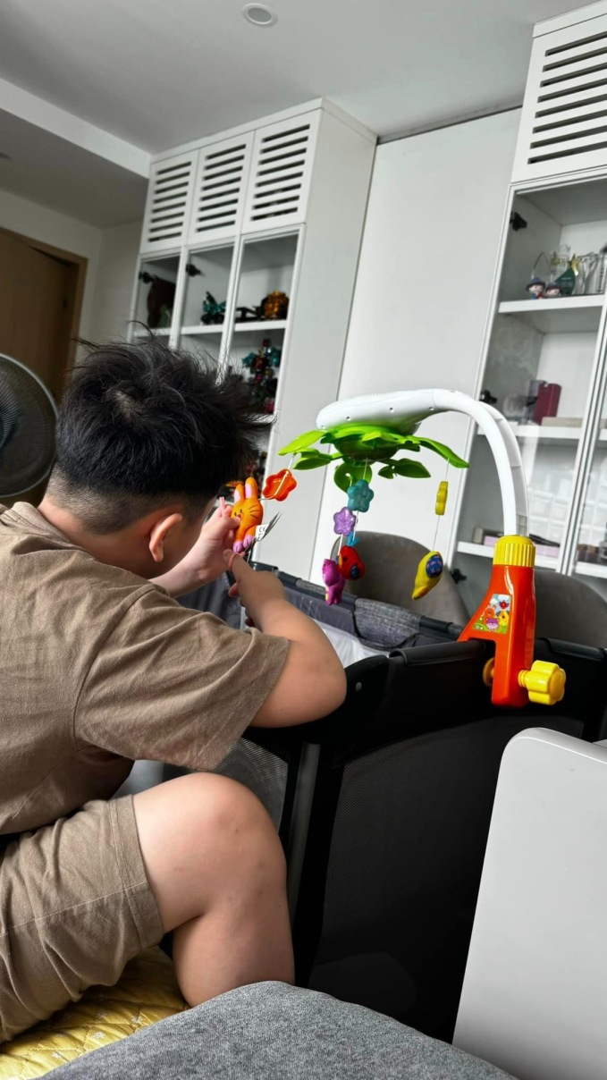 Con trai Thu Quỳnh ra dáng anh trai lớn tự mình lắp đồ chơi cho em
