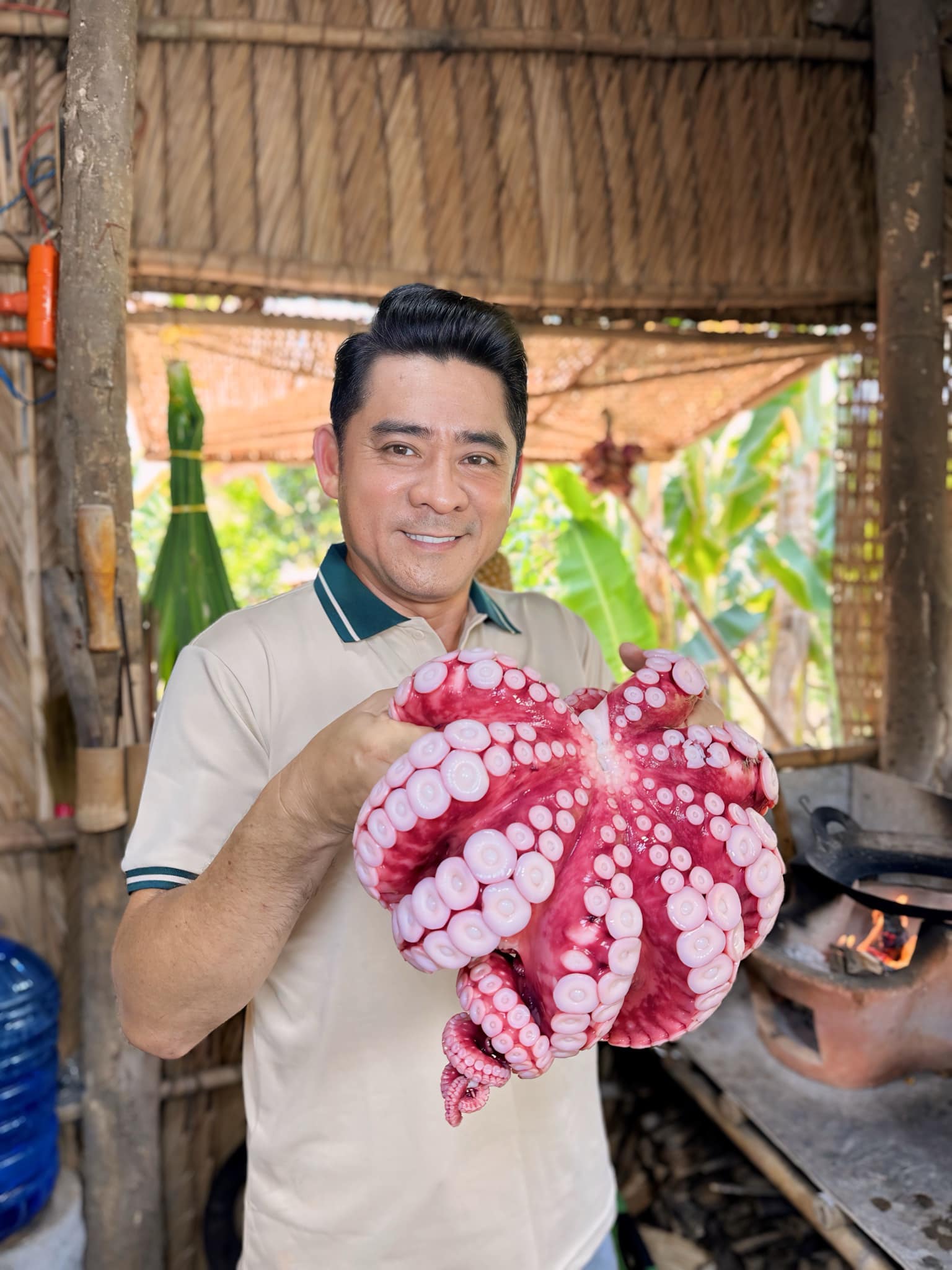 Không chỉ giỏi nấu ăn, Huỳnh Anh Tuấn còn có những màn đối đáp vừa hài vừa đáng yêu thế này bảo sao ra clip nào cũng triệu view