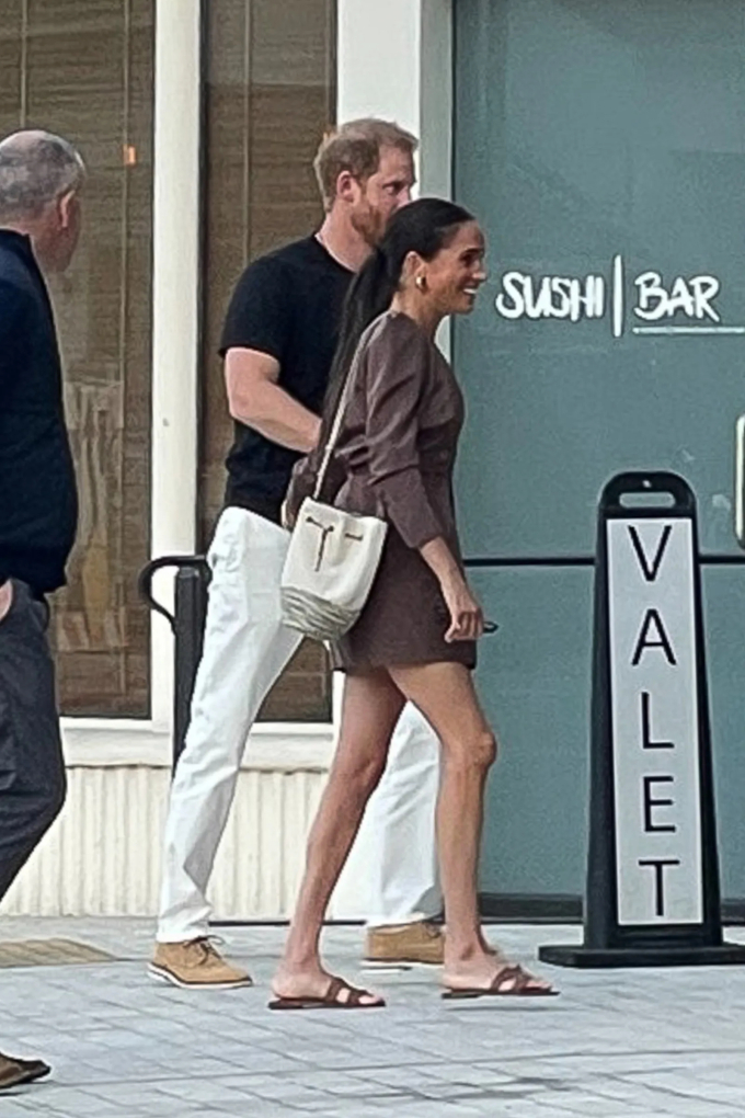 Meghan Markle gợi ý những cách phối đồ đẹp với sandal