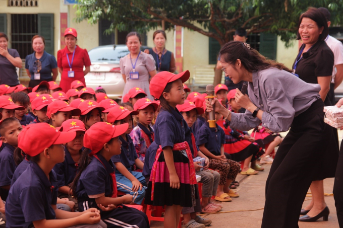 Giảng viên dinh dưỡng của Care For Việt Nam giao lưu hỏi đáp cùng các em nhỏ