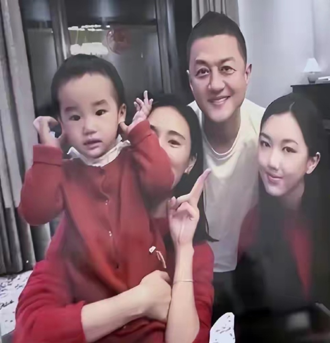 Lý Yên vui vẻ chụp ảnh cùng bố và vợ mới của bố cùng em gái